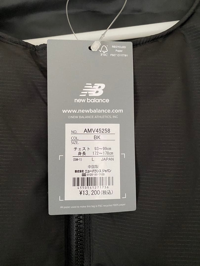 【未使用品】ニューバランス　ブラックアウト　ライトウェイトパデッドベスト　Ｌ
