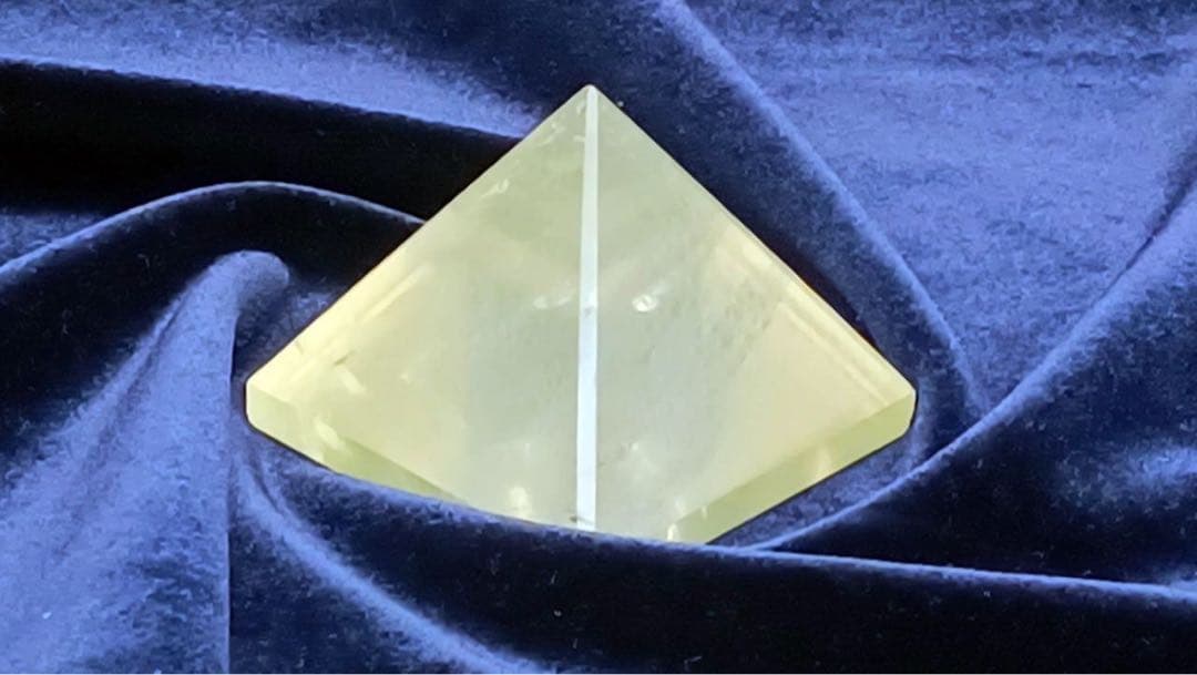 天然水晶（レモンシトリン）　５cmピラミッド