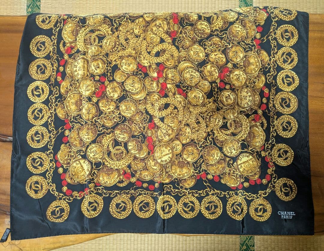 CHANEL 100%シルク スカーフ ゴールド