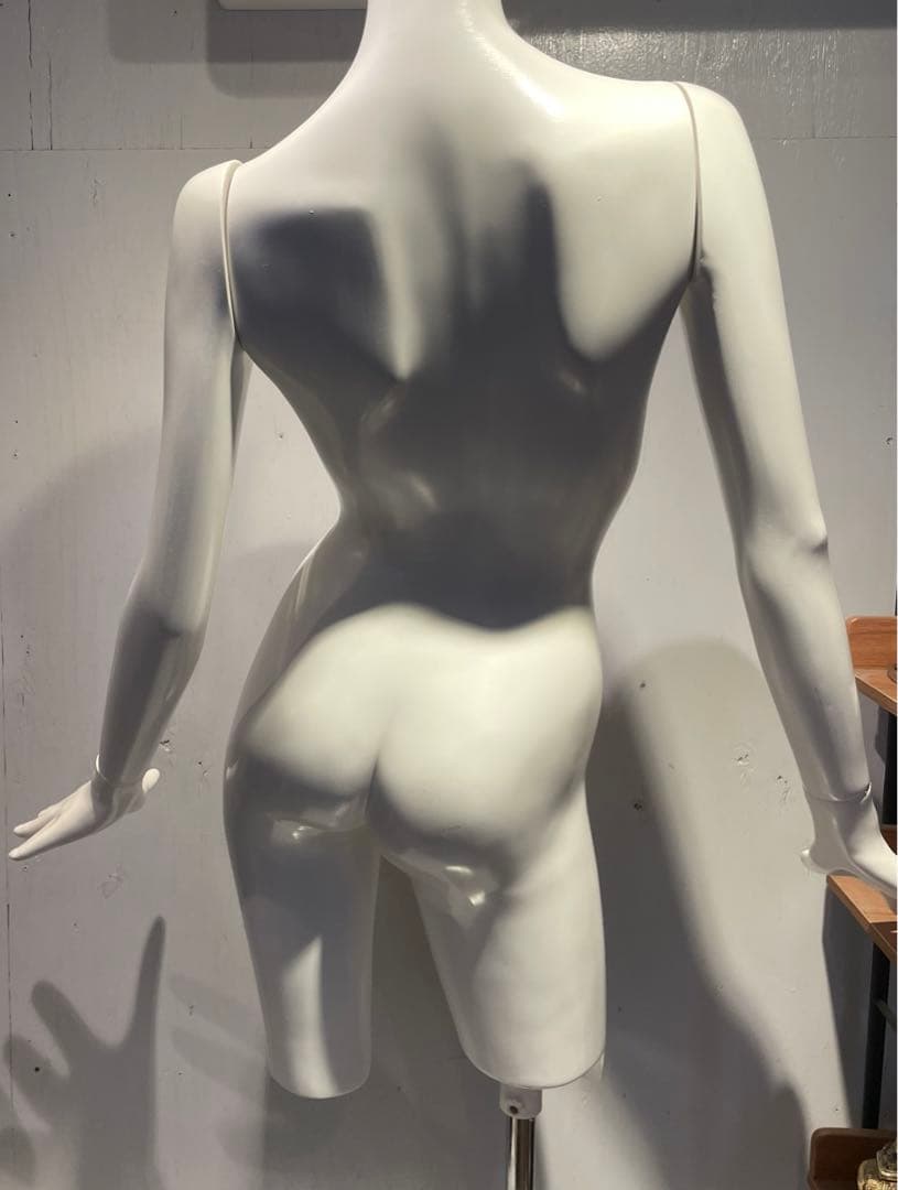 店舗用レディース足なしトルソー（マネキン）足なし　ショップ 一点もの