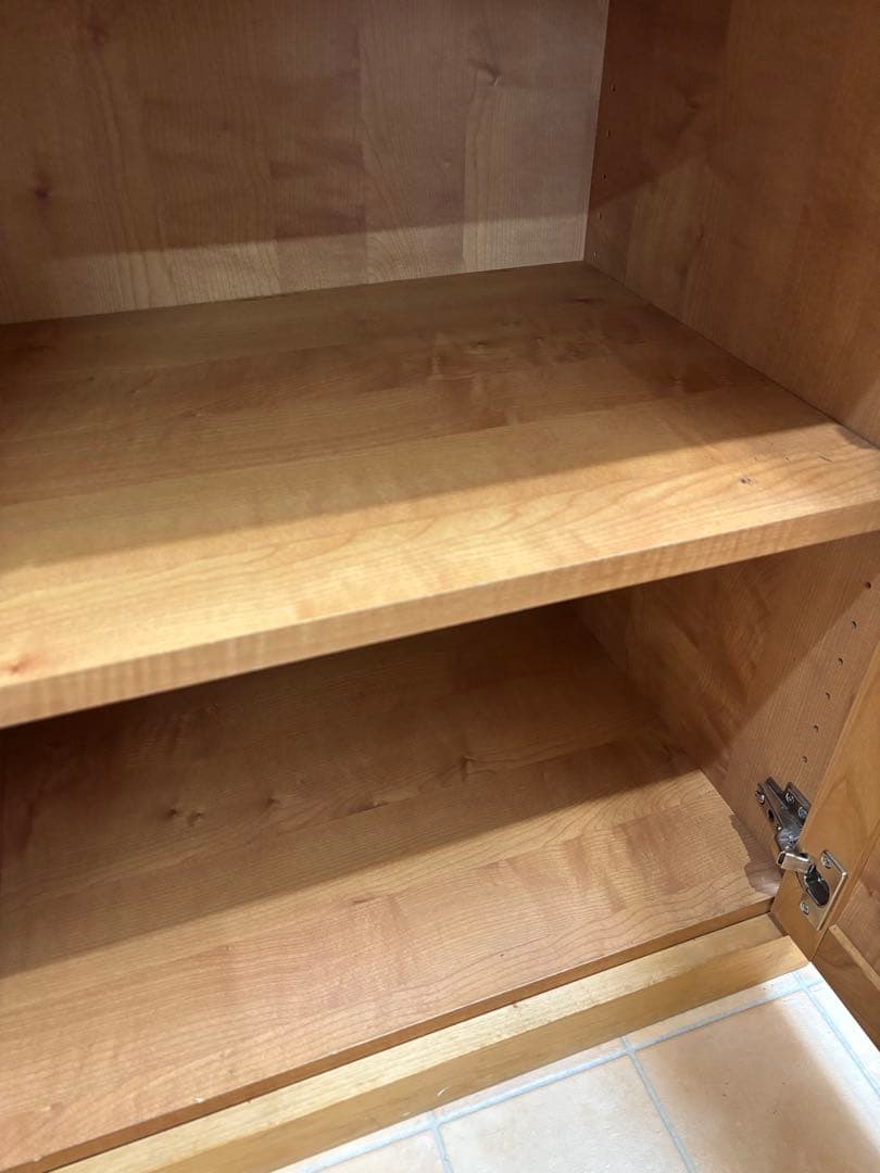 モモナチュラル　食器棚　アルダー材　ガラス扉