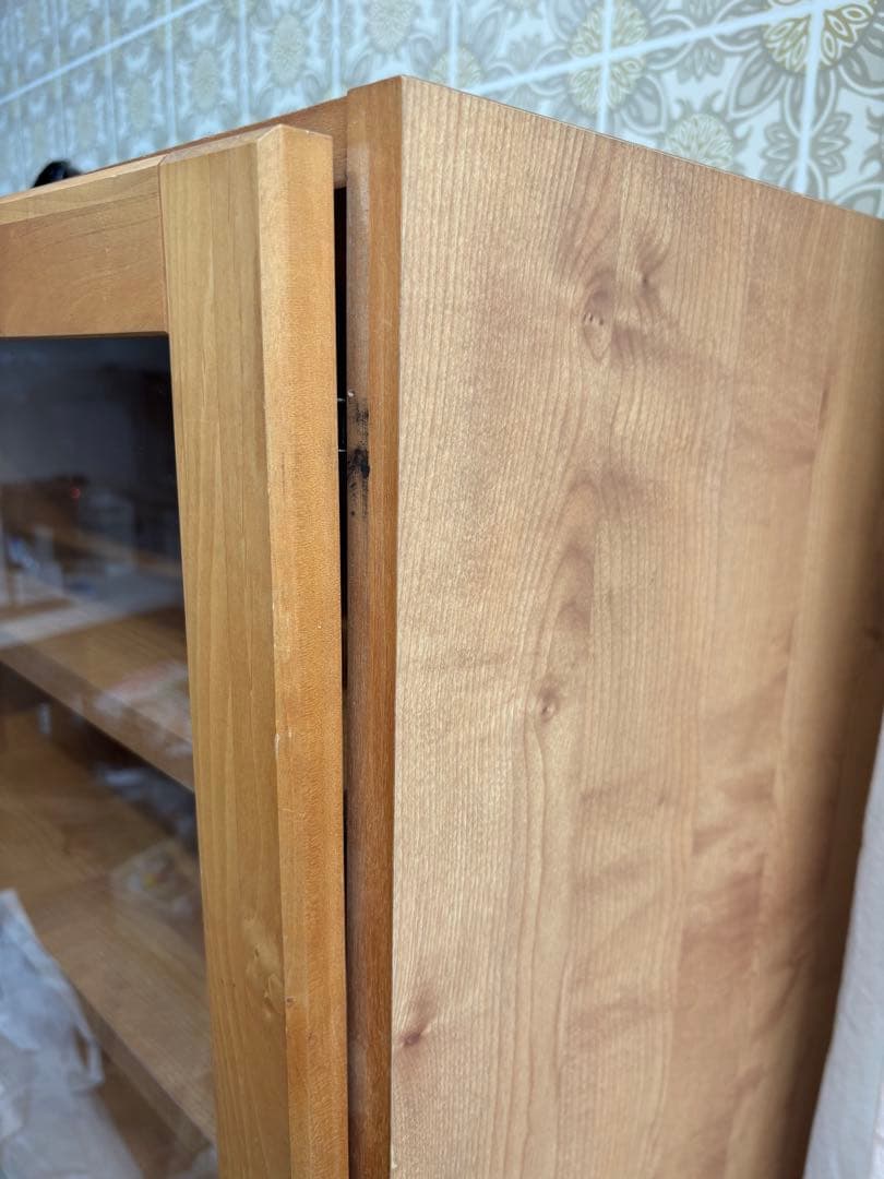 モモナチュラル　食器棚　アルダー材　ガラス扉