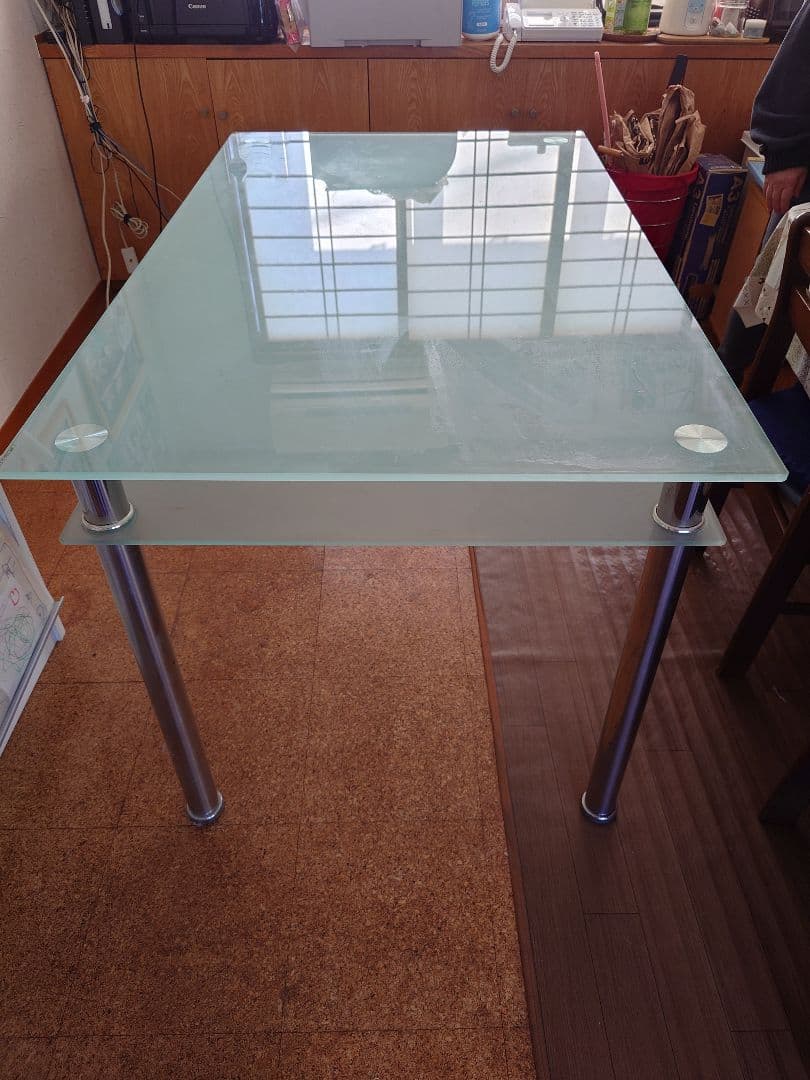 ガラス天板の長方形テーブル