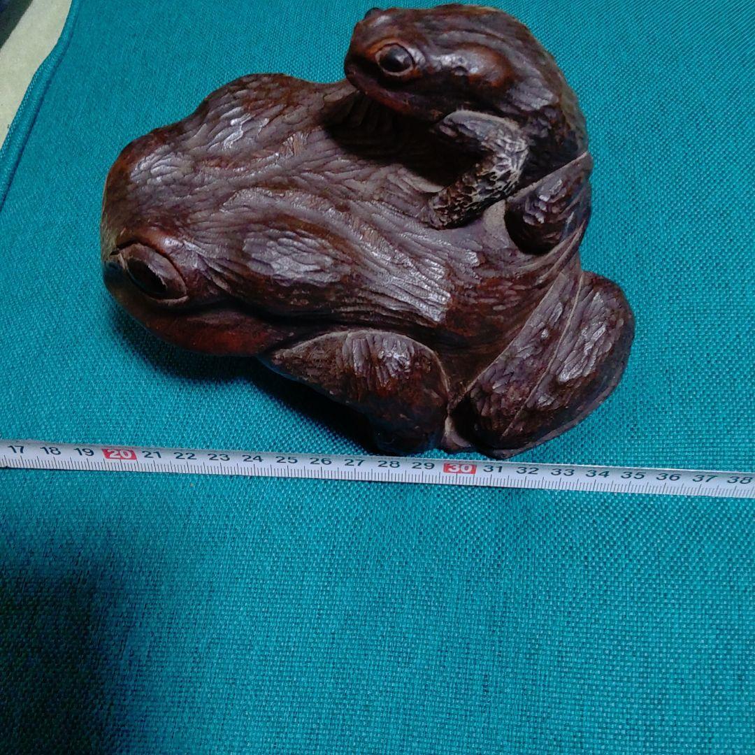 手掘りの親子カエルです。自宅の蔵出しですが時代物と思います。