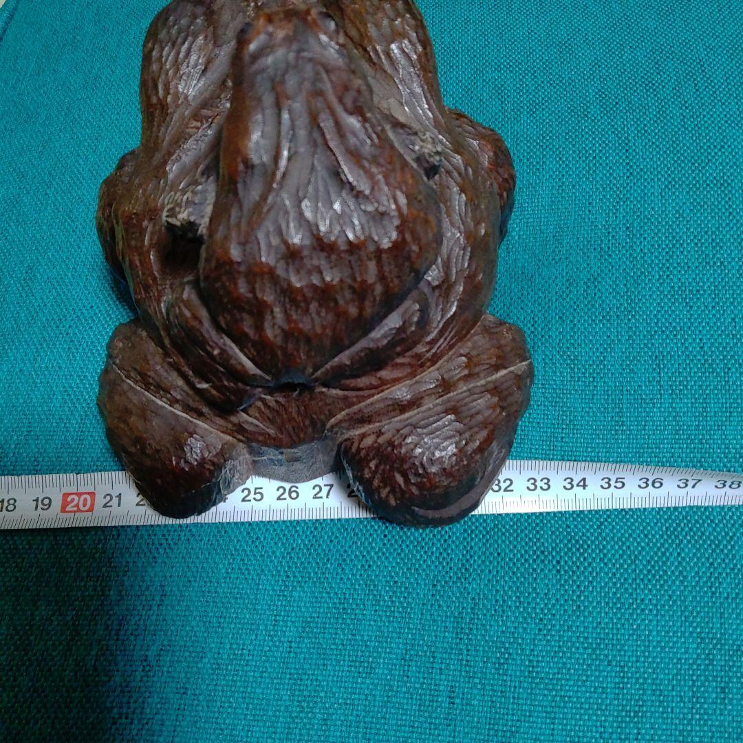 手掘りの親子カエルです。自宅の蔵出しですが時代物と思います。