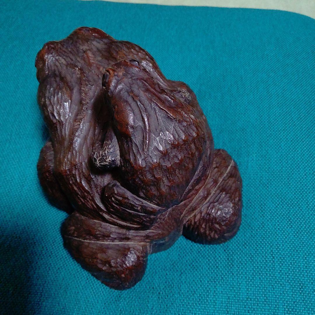 手掘りの親子カエルです。自宅の蔵出しですが時代物と思います。