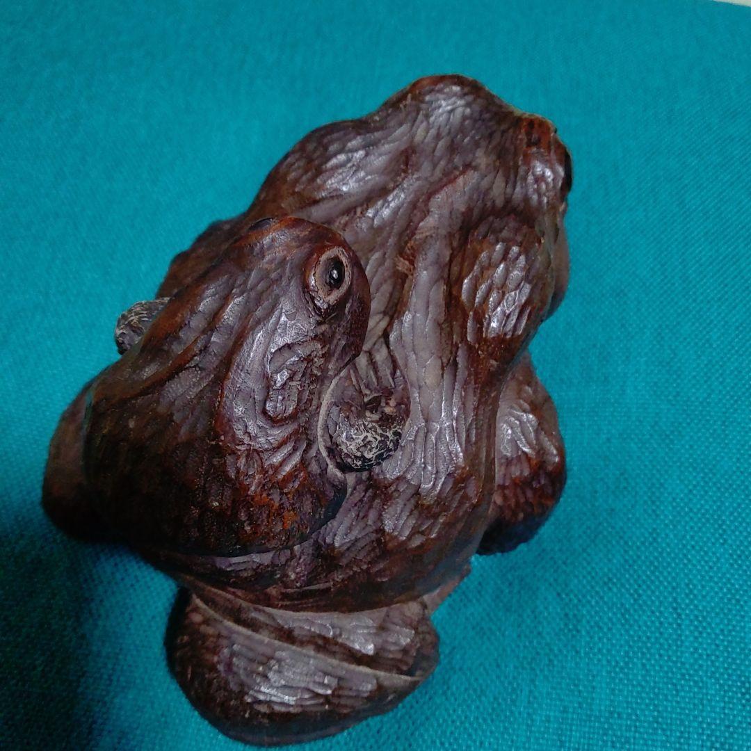 手掘りの親子カエルです。自宅の蔵出しですが時代物と思います。