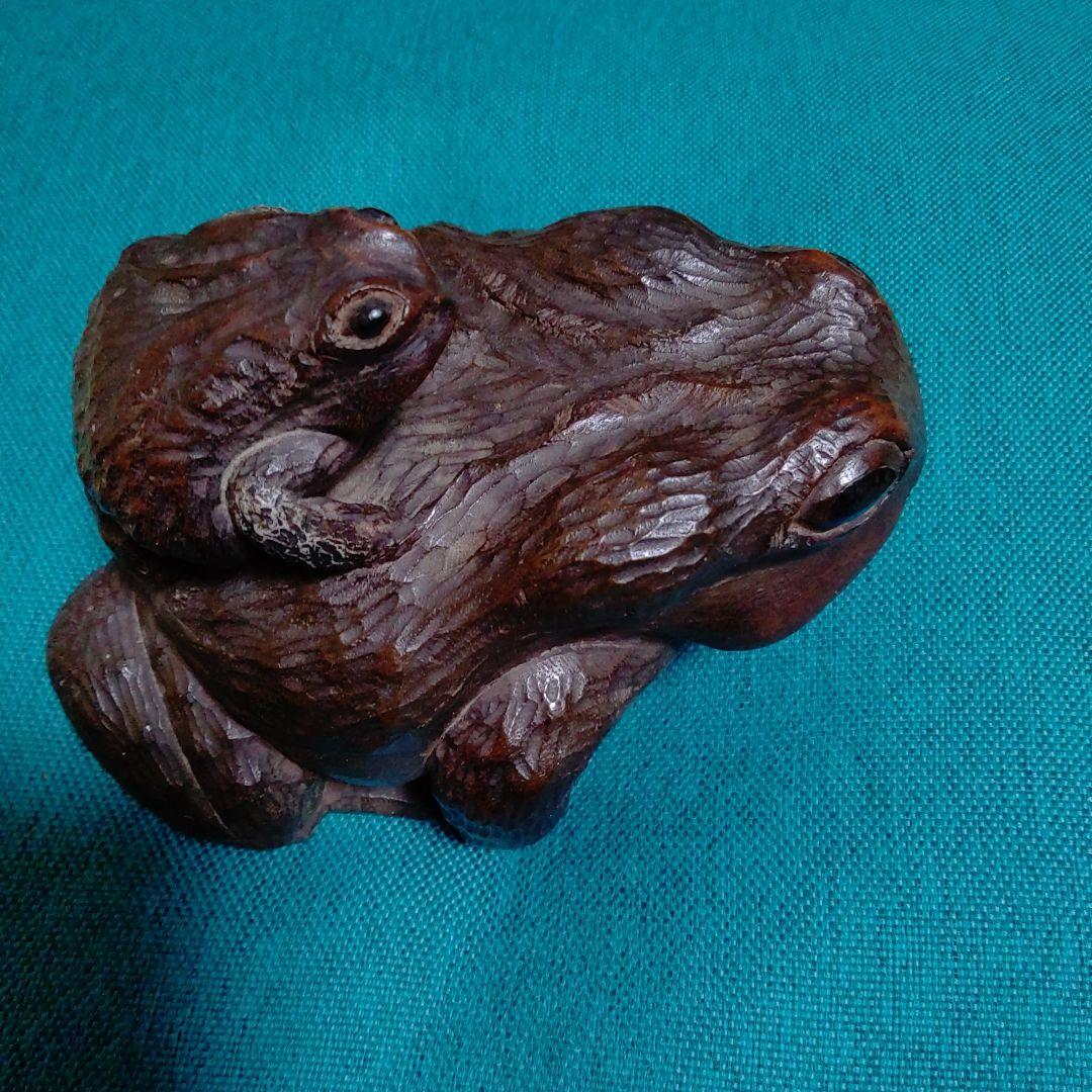 手掘りの親子カエルです。自宅の蔵出しですが時代物と思います。