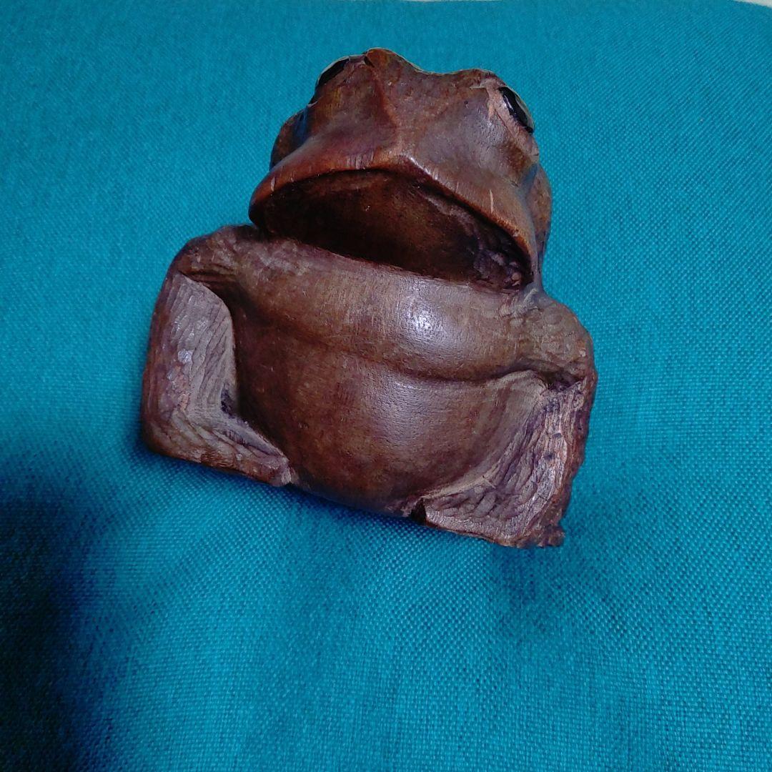 手掘りの親子カエルです。自宅の蔵出しですが時代物と思います。