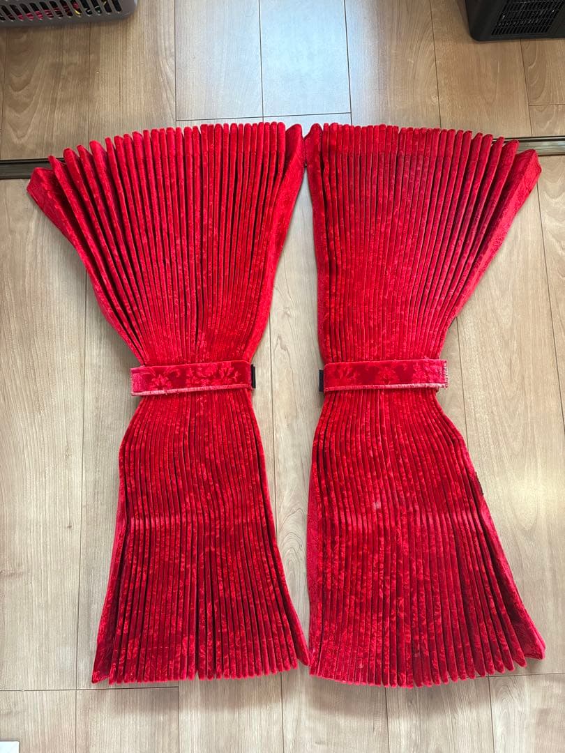 仮眠カーテン　ローレルモケット　赤　アコーディオン　遮光カーテン