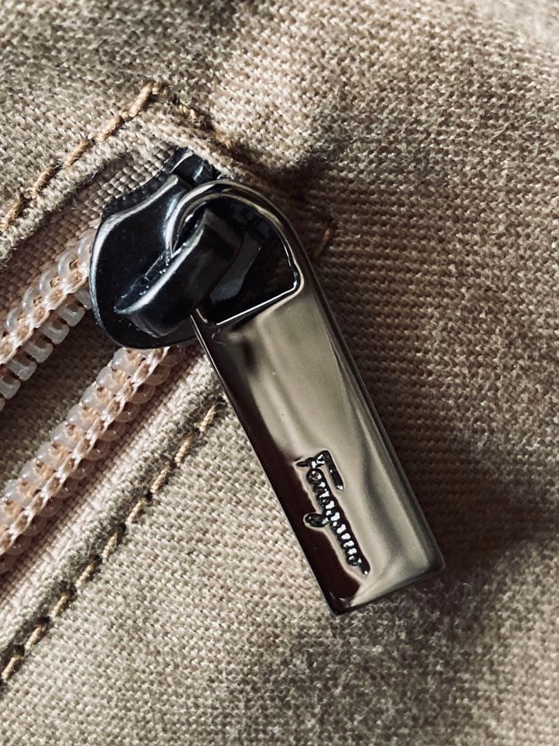 フェラガモ　本革・黒エナメル　大きめバッグ　専用保管袋、商品タグ付き 美品