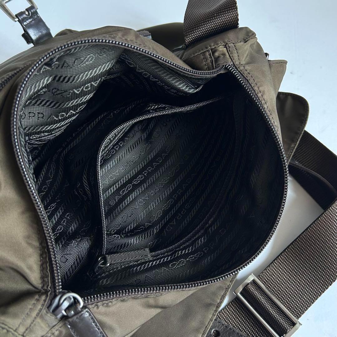 プラダ メッセンジャーバッグ ショルダーバッグ 三角プレート ナイロン カーキ