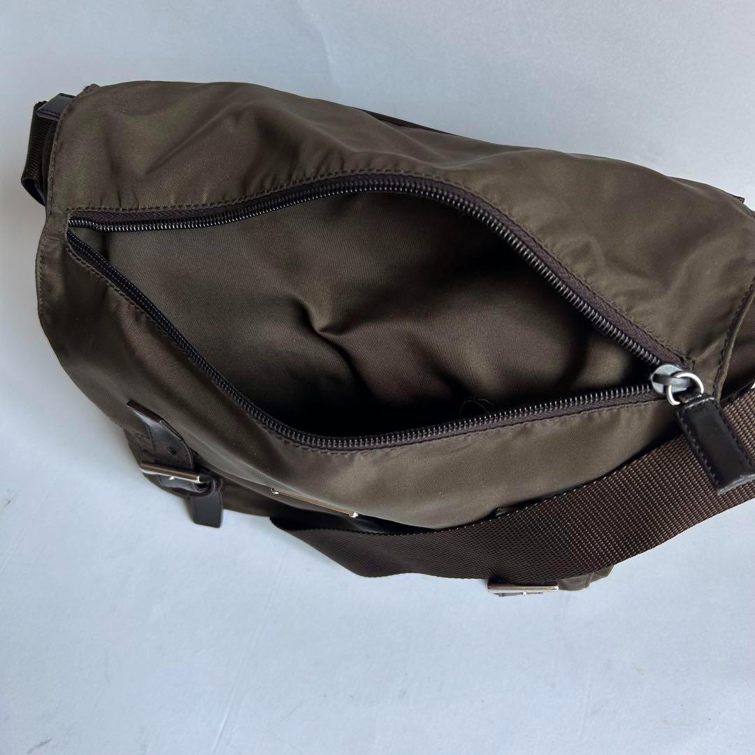 プラダ メッセンジャーバッグ ショルダーバッグ 三角プレート ナイロン カーキ