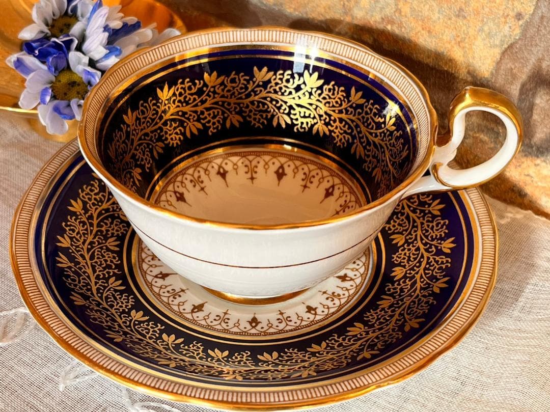 【エインズレイ】コバルトブルーと金彩のコントラストが美しい　カップ＆ソーサー
