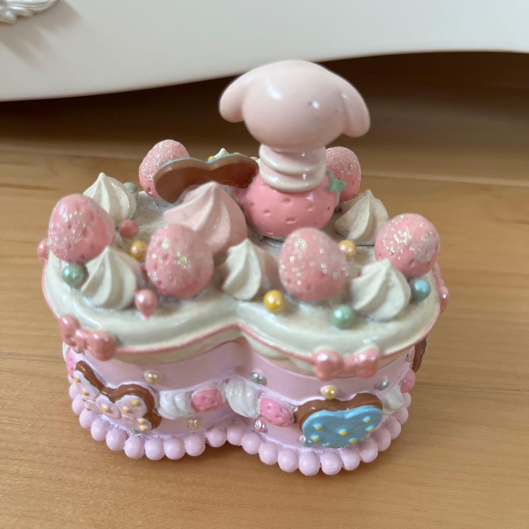 ピンクのケーキ型置物 マスコット付き