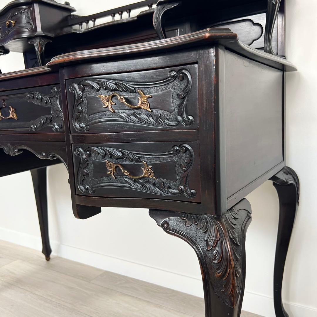 ビクトリアンデスク　ヨーロッパアンティーク家具　　猫脚　彫刻　英国　イギリス