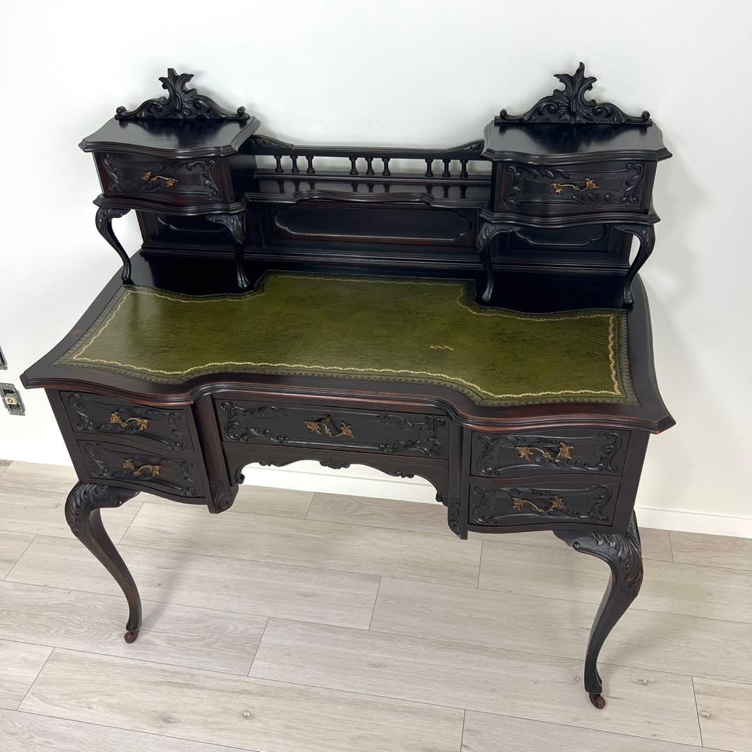 ビクトリアンデスク　ヨーロッパアンティーク家具　　猫脚　彫刻　英国　イギリス