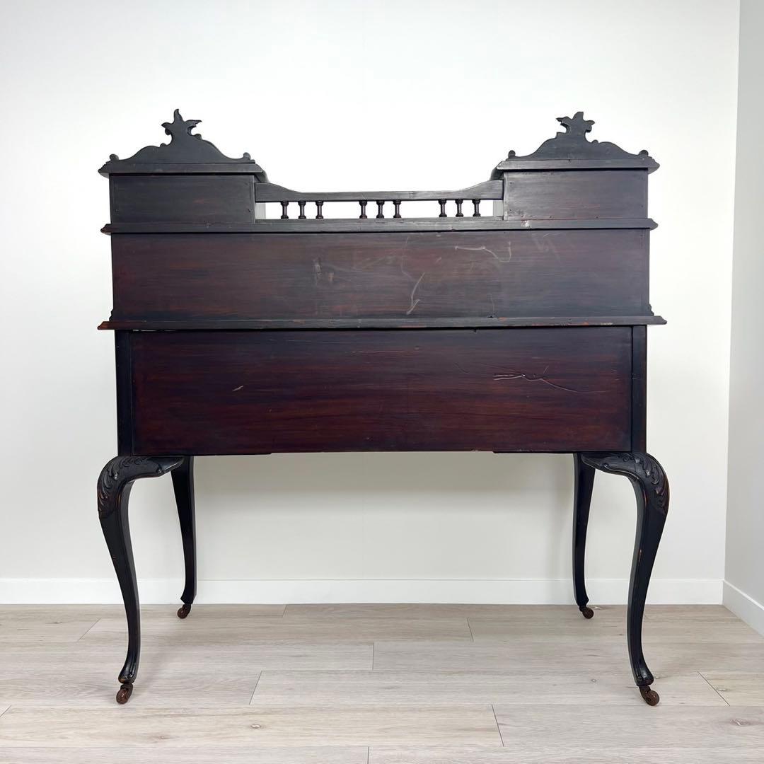 ビクトリアンデスク　ヨーロッパアンティーク家具　　猫脚　彫刻　英国　イギリス