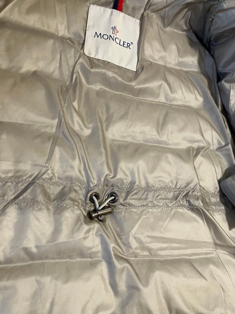 Moncler モンクレール　フードの可愛いダウンジャケット