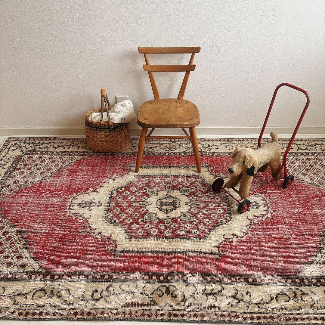 トルコ　ヴィンテージ ラグ　可愛い赤ラグ