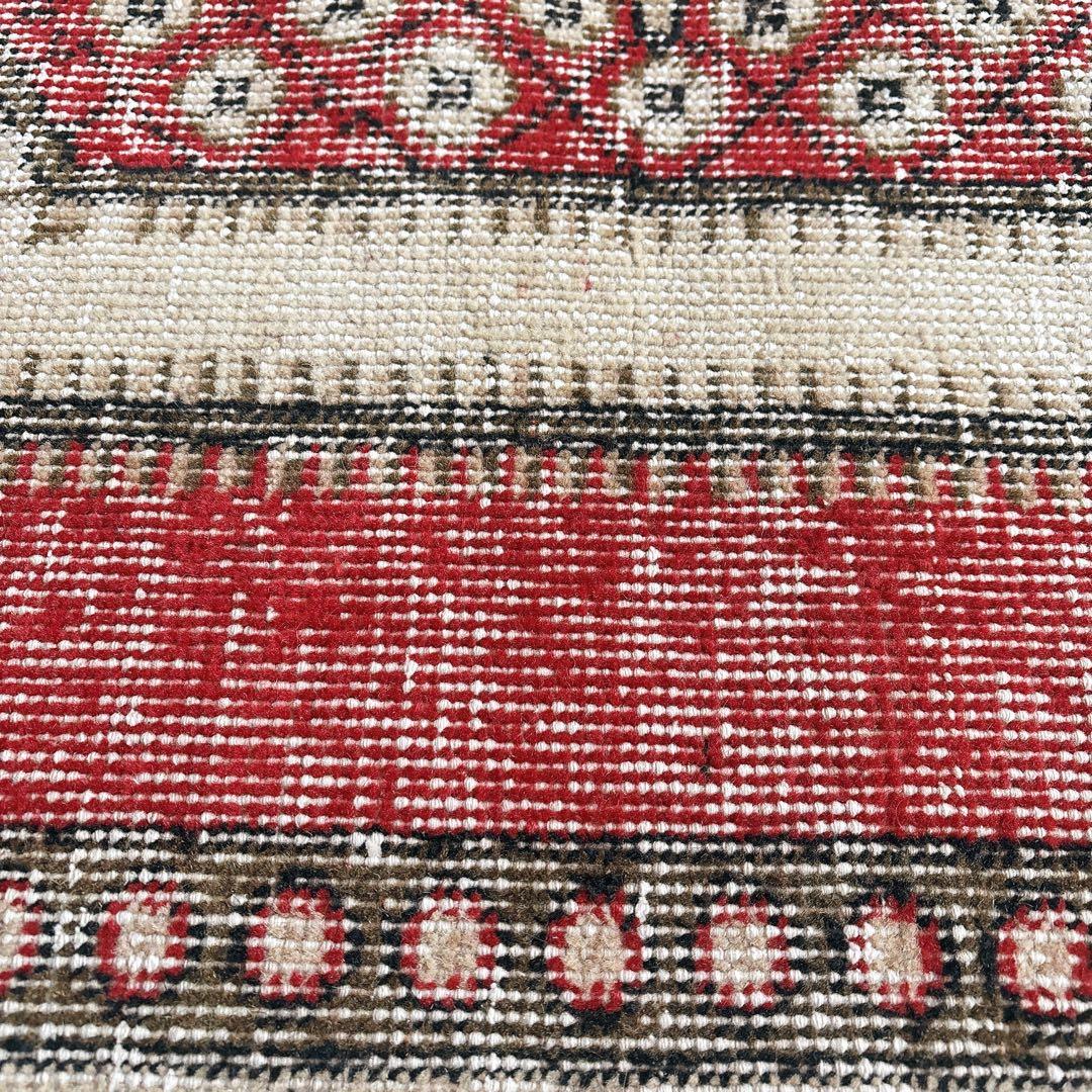 トルコ　ヴィンテージ ラグ　可愛い赤ラグ