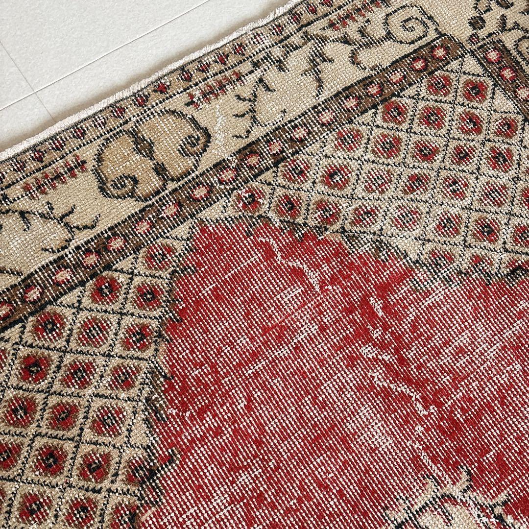 トルコ　ヴィンテージ ラグ　可愛い赤ラグ