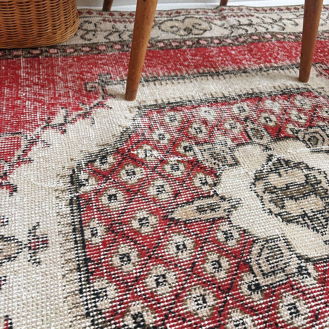 トルコ　ヴィンテージ ラグ　可愛い赤ラグ