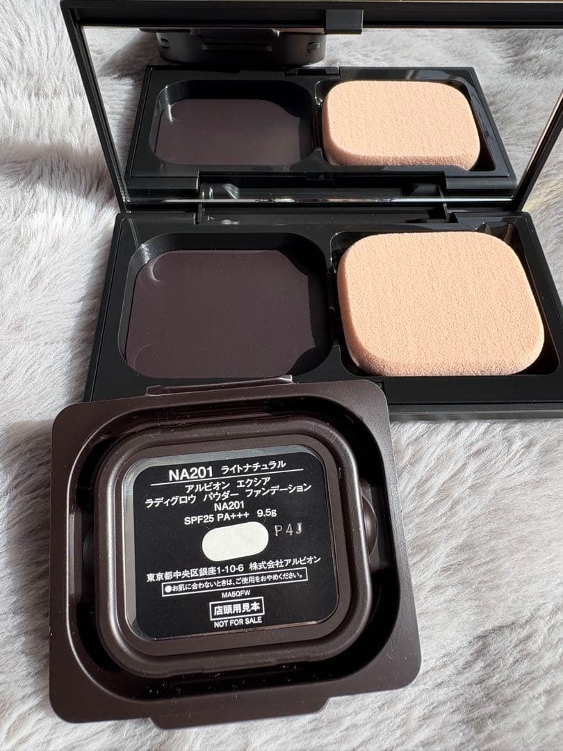 エクシア ラディグロウパウダーファンデーションNA201とケース