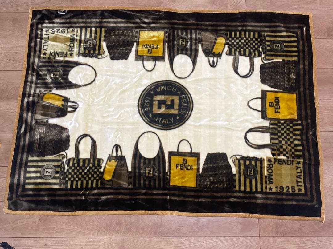 お*む様 未使用　廃盤品 FENDI フェンディ　ニューマイヤーハーフ毛布