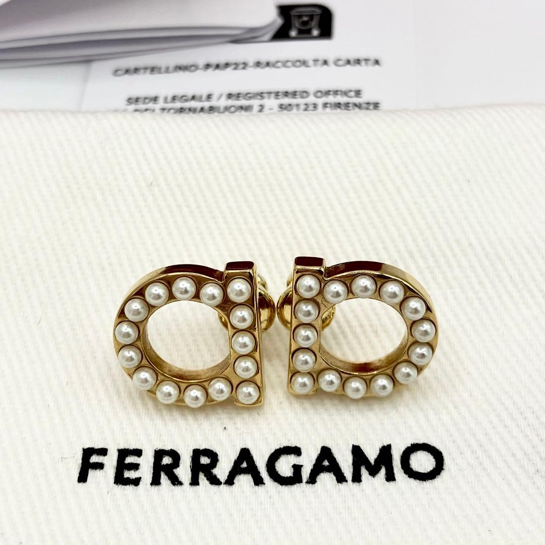 【現行モデル】美品　フェラガモ　ガンチーニ　パール　ピアス　ゴールド　箱付き