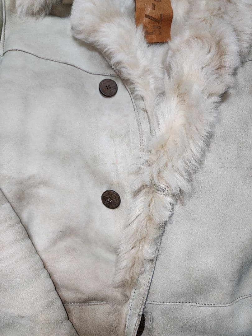 GIMO'S のライトグレーの軽く柔らかいトスカーナムートンスエードコート。