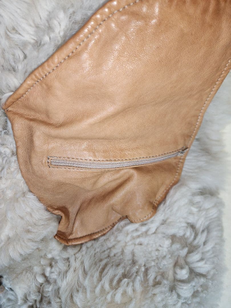 GIMO'S のライトグレーの軽く柔らかいトスカーナムートンスエードコート。