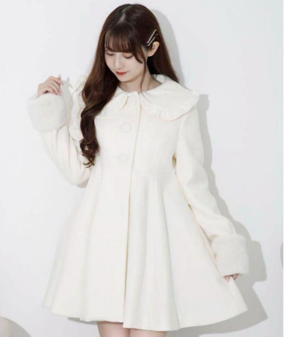 pium ビジューカラードーリーフレアコート ホワイト 白