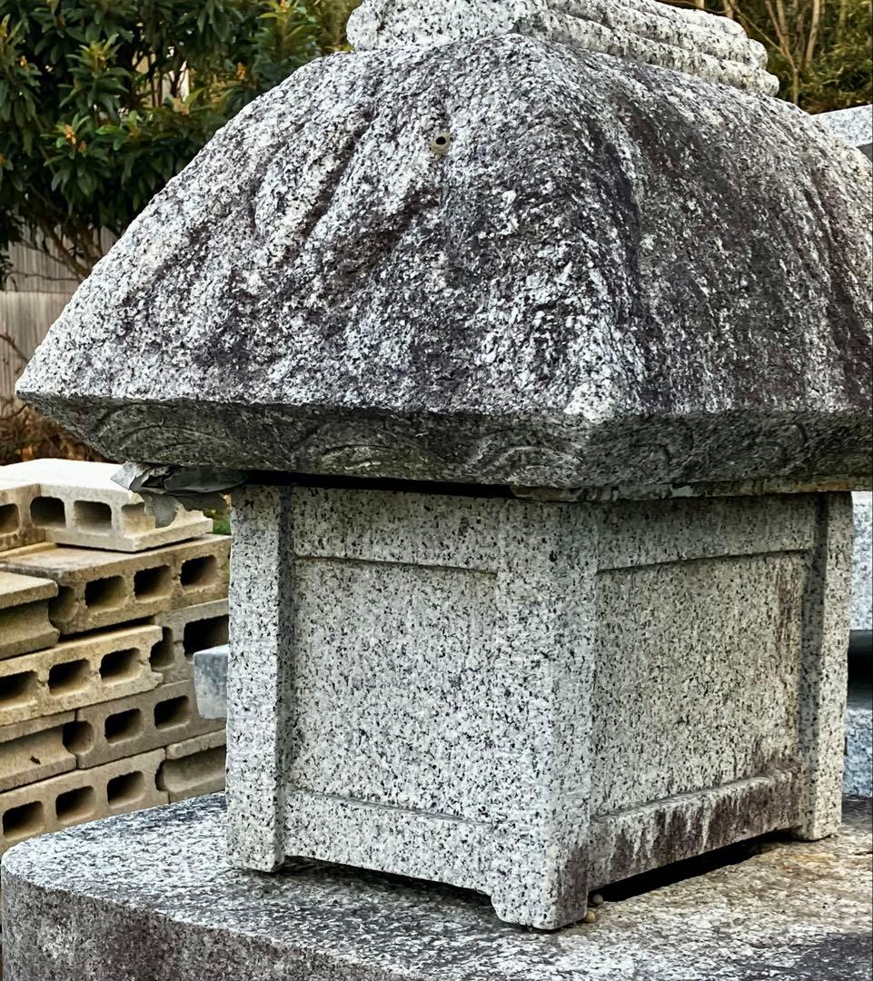 【引き取り限定】御影石　草屋根形 石灯籠 / 和風オブジェ 露地灯籠