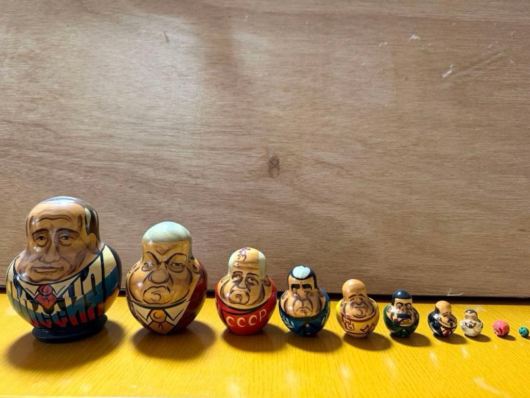 政治家デザインの木製マトリョーシカ