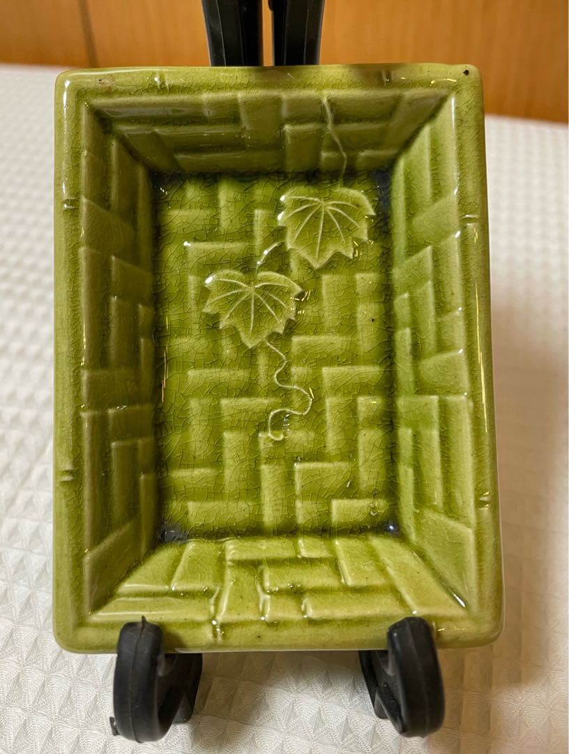 淡路珉平焼きの小皿　網代文に蔦