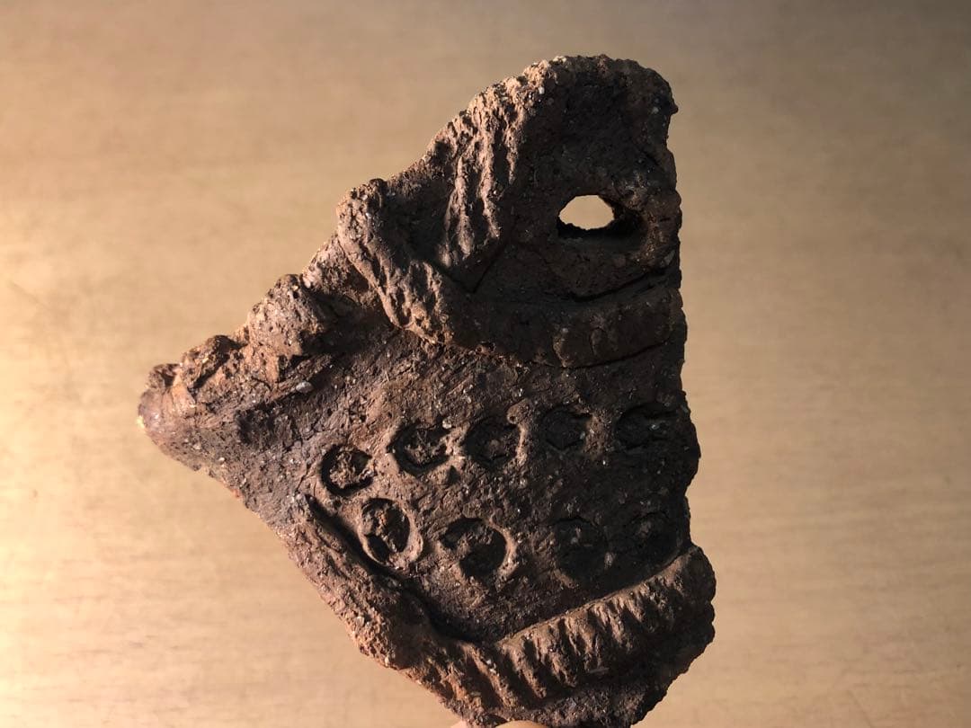 「土器の欠片 縁の部分 No.660」です。