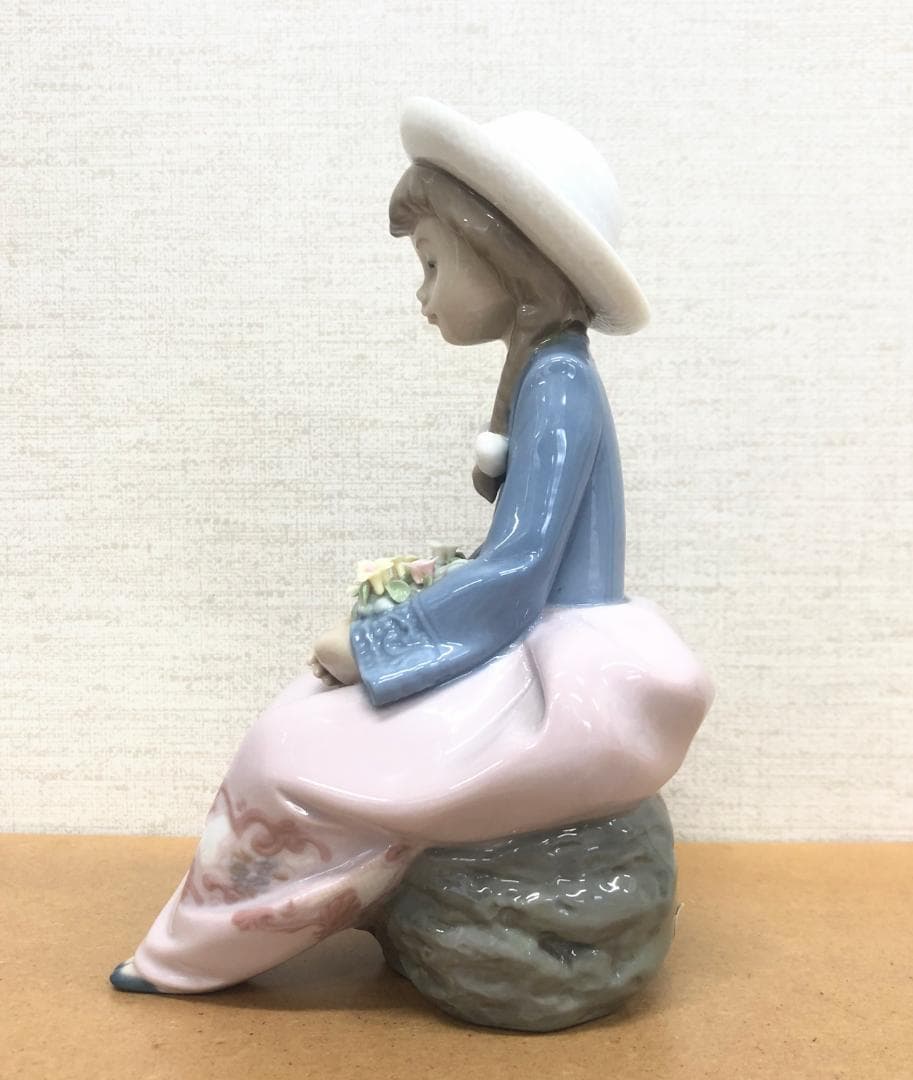 ■リヤドロ■花を抱いて座る少女　美しい磁器人形　フィギュア　置物　メルヘンチック