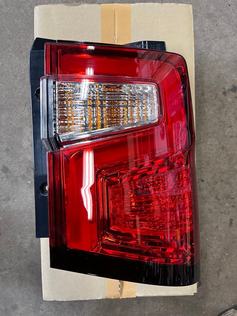 デリカD5 右純正LEDテールランプAssy