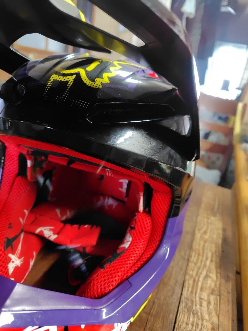 （XL61〜62cm）FOX V1 ヘルメット　バーブドワイヤー 傷あり