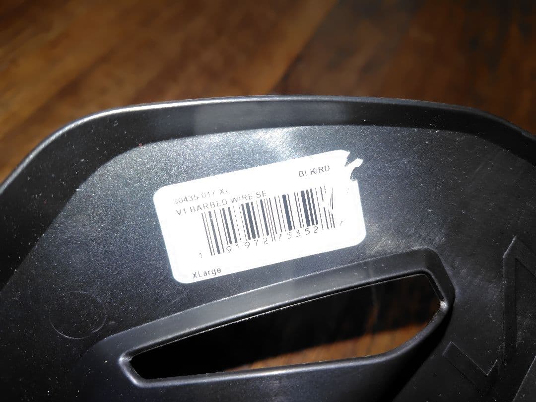 （XL61〜62cm）FOX V1 ヘルメット　バーブドワイヤー 傷あり