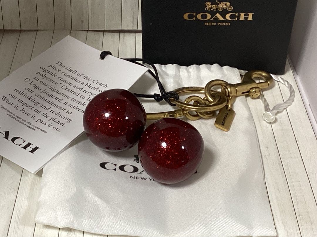 タグ付き未使用美品コーチCOACH 赤 グリッターキーホルダーさくらんぼチェリー