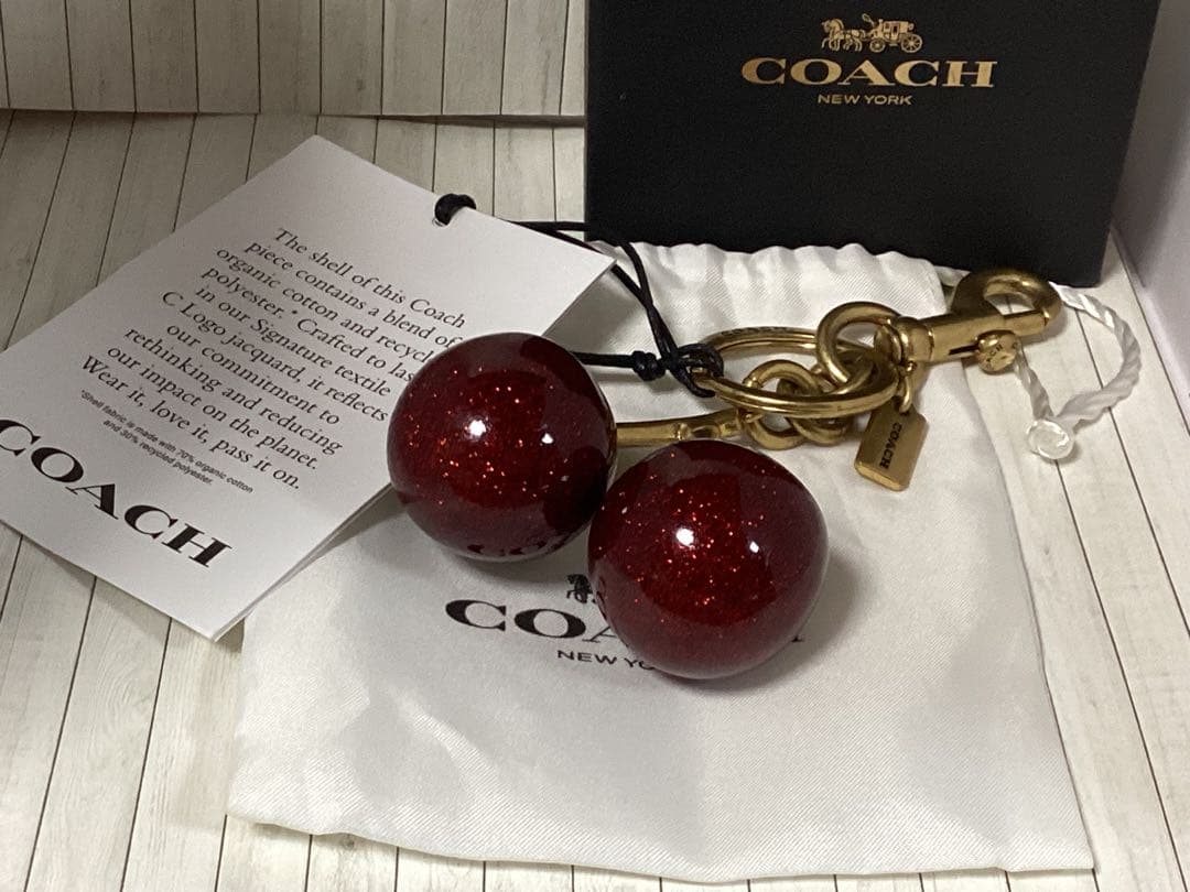 タグ付き未使用美品コーチCOACH 赤 グリッターキーホルダーさくらんぼチェリー