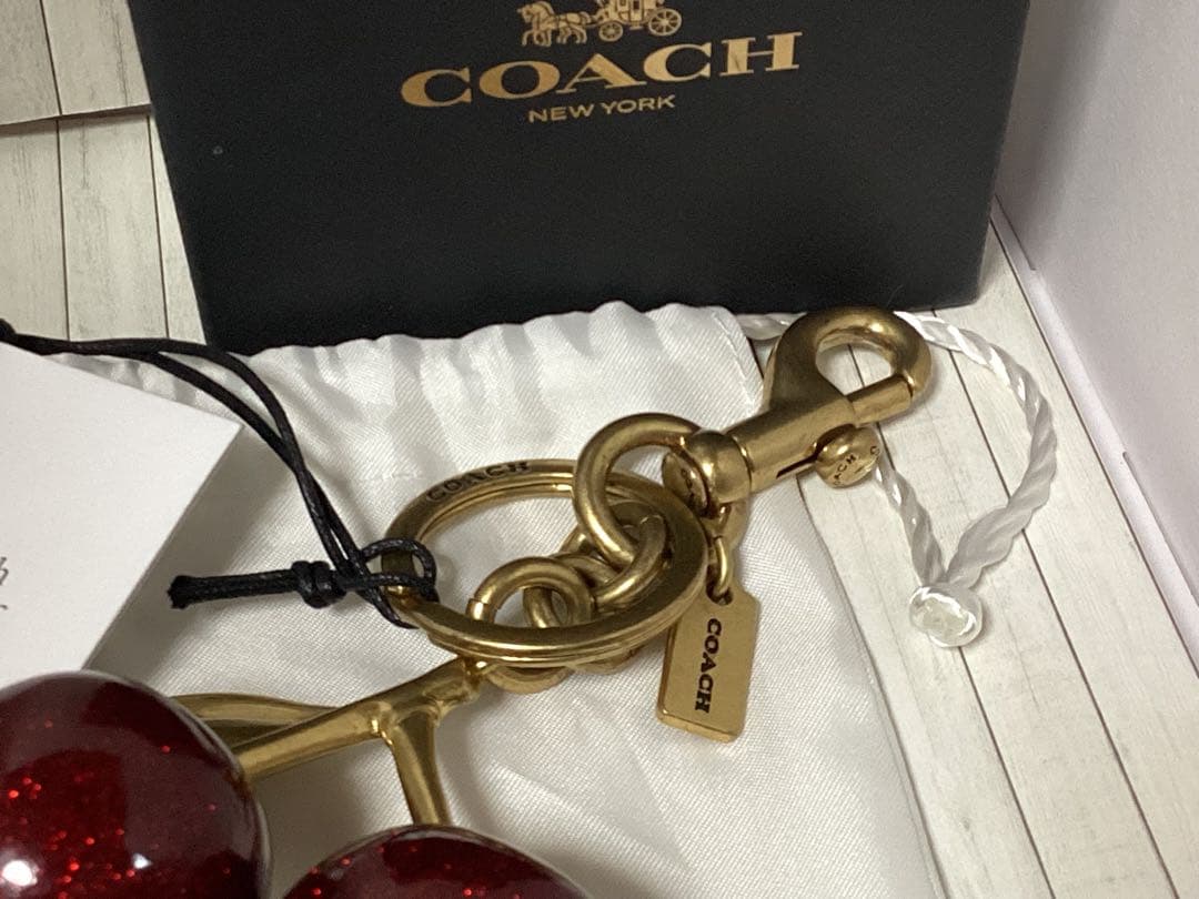 タグ付き未使用美品コーチCOACH 赤 グリッターキーホルダーさくらんぼチェリー