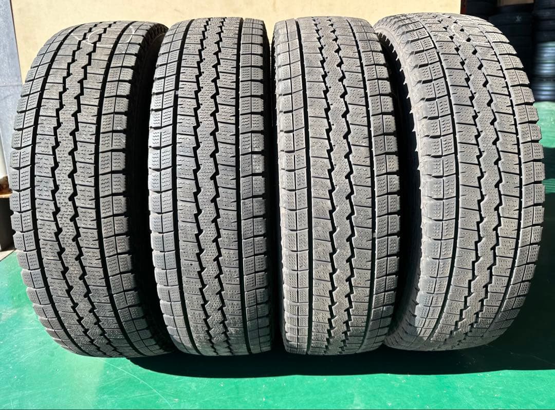 ダンロップWINTER MAXX195/80R15 SV01 4本セット