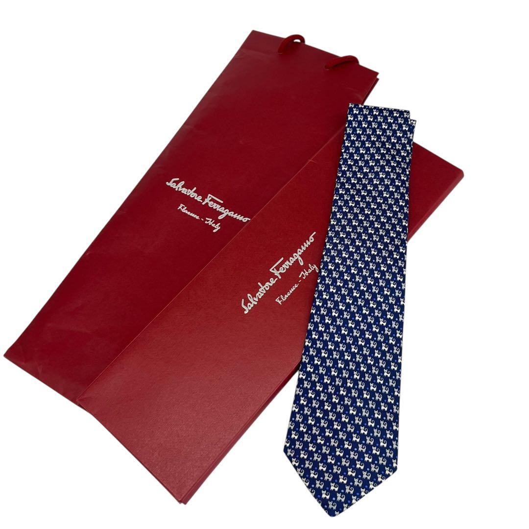 極美品⭐︎サルヴァトーレフェラガモ シルク100% イタリア製ネクタイ ブルー
