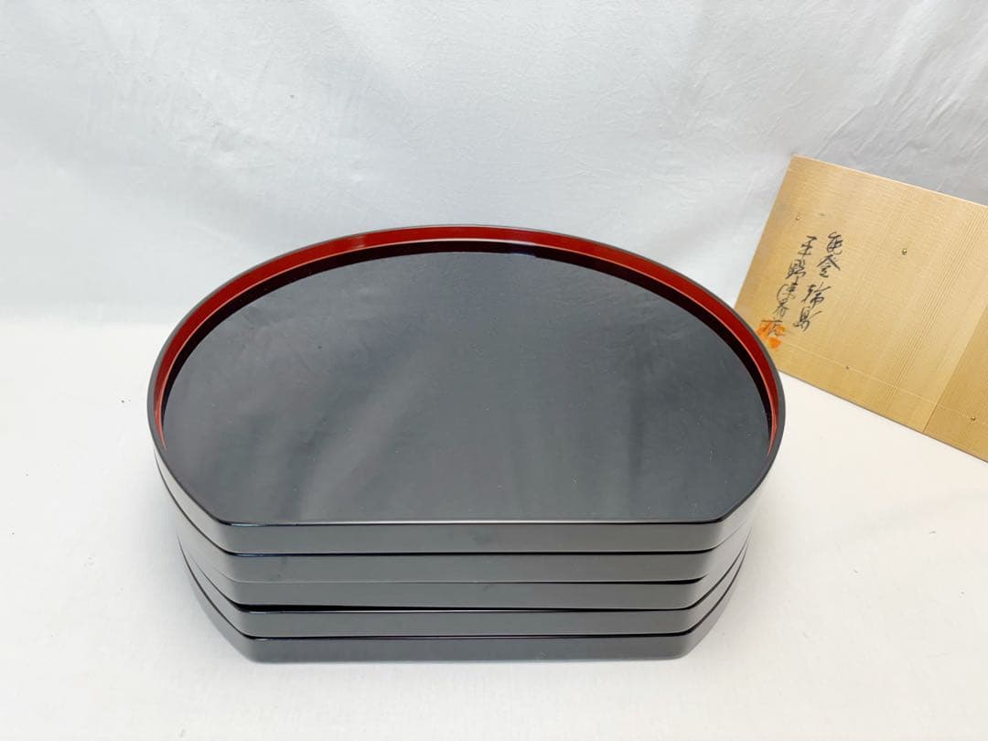 未使用 懐石道具 輪島塗 木製黒真塗 胴張膳 内縁朱塗 半月膳5客揃 会席膳共箱