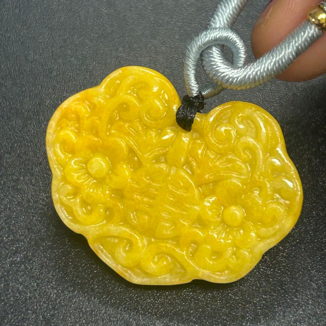 本翡翠ペンダント　キンモクセイ色　鎖模様　可愛い