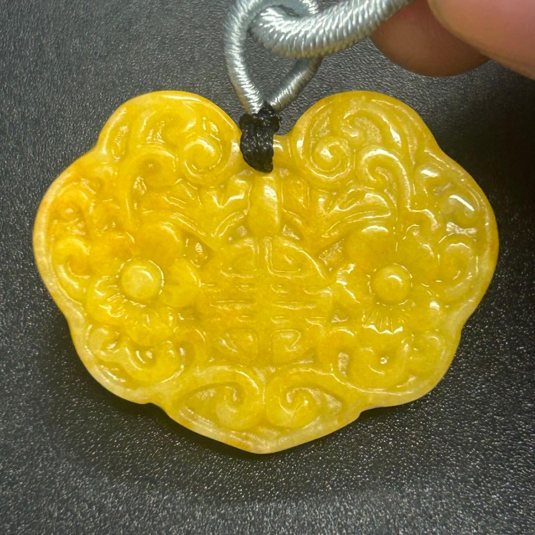 本翡翠ペンダント　キンモクセイ色　鎖模様　可愛い