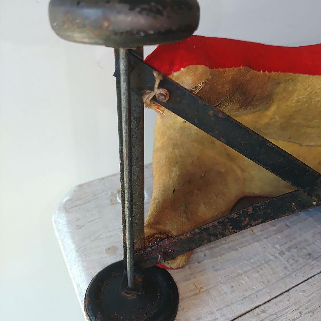 アンティーク人形　赤い犬の引きぐるま玩具